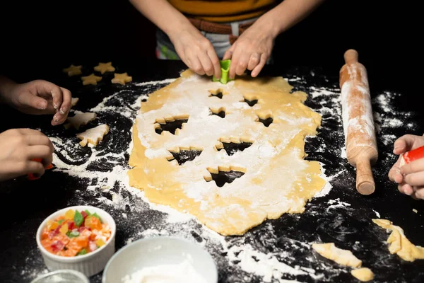 어린이들은 쿠키를 요리한다 크리스마스 트리를 반죽으로 조각하는 휴일을 대비하는 — 스톡 사진