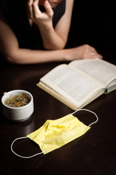 Caffè Pandemia Maschera Medica Tazza Libro Aperto Sfondo Scuro Fine — Foto Stock