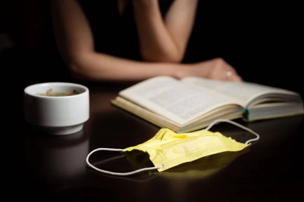 Caffè Pandemia Maschera Medica Tazza Libro Aperto Sfondo Scuro Fine — Foto Stock