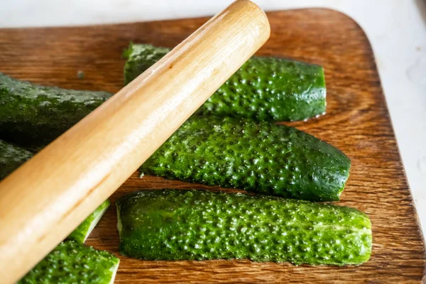 Preparación Pepinos Batidos Mitades Pepinos Frescos Una Tabla Cortar —  Fotos de Stock