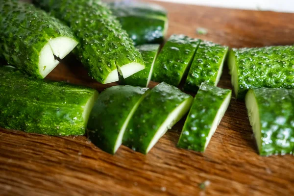 Bereiding Van Geslagen Komkommers Snijhelften Van Verse Komkommers Een Snijplank — Stockfoto