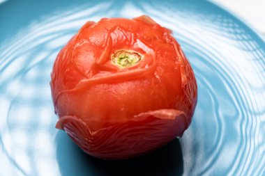 Kaynar suda domates soyuyorlar. Sıcak suda kaldıktan sonra domates.