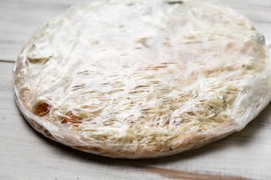 Plastik pakette dondurulmuş pizza. Yarı bitmiş.
