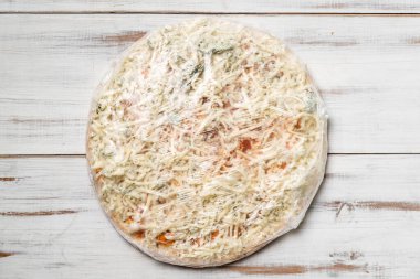 Plastik pakette dondurulmuş pizza. Yarı bitmiş.
