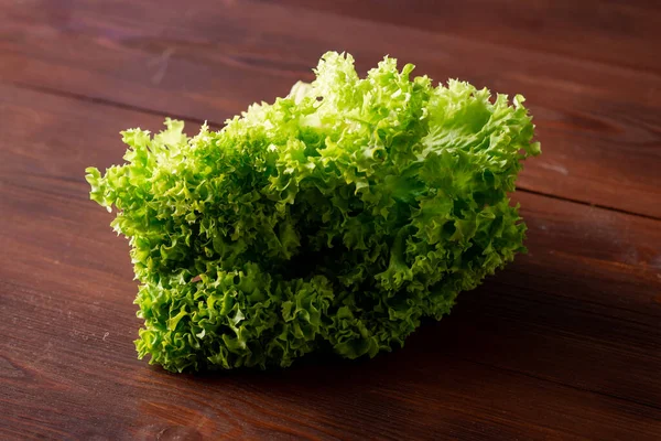 在木制背景上的绿色生菜沙拉 素食主义概念 植物食物 — 图库照片