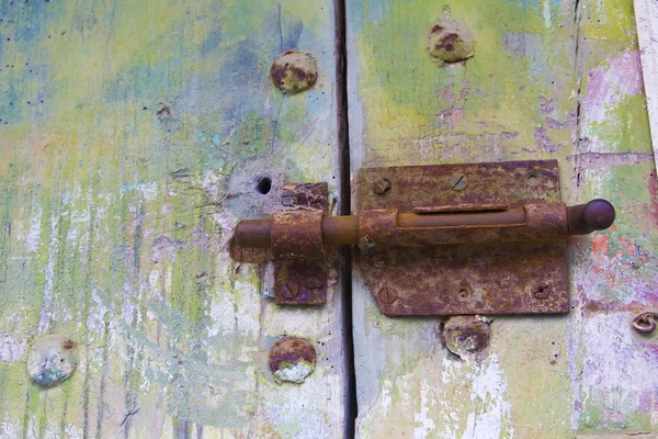 Puerta vieja con pestillo oxidado . — Foto de Stock