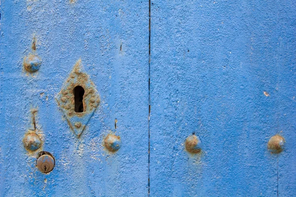 Alte blaue Tür mit rostigem Riegel. — Stockfoto