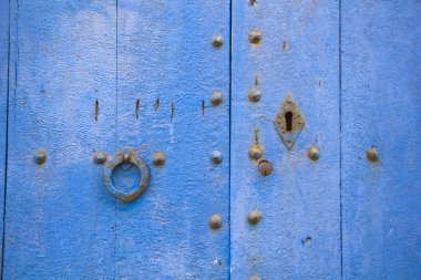 eski mavi kapı paslı mandal ile.