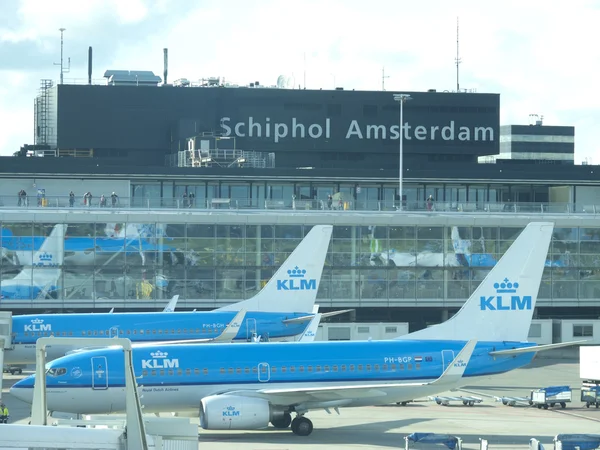 Plan lastas på schiphol airport — Stockfoto