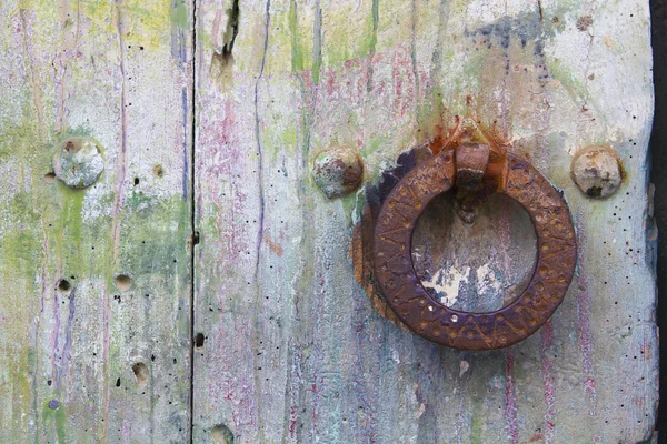 Paslı tokmağı ile antika kapısı. — Stok fotoğraf