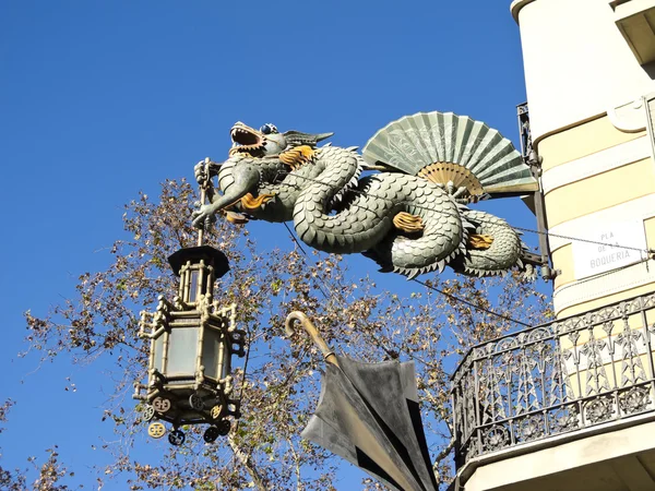 Китайский дракон на улице Ramblas, Барселона — стоковое фото