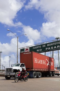 yüklü bir kamyon port Montevideo, uruguay bırakır.