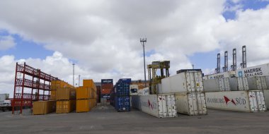 Konteyner ve Vinçler Montevideo'da bağlantı noktası