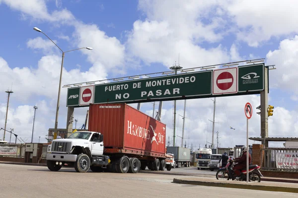 Um caminhão carregado sai do Porto em Montevidéu, Uruguai . — Fotografia de Stock