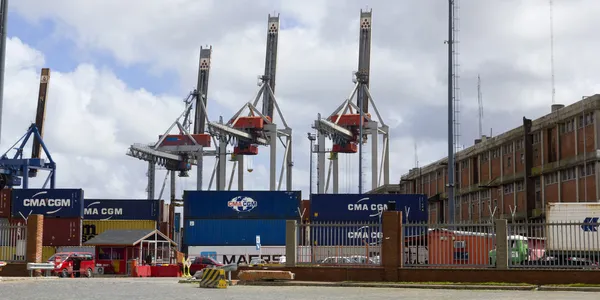 Contentores e guindastes no porto de Montevidéu — Fotografia de Stock