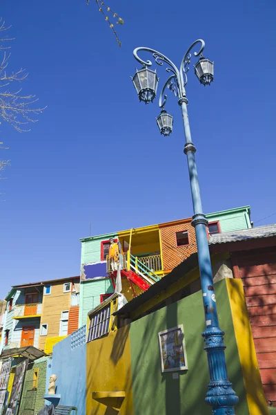 Straßenlaterne mit den bunten Häusern in Caminito. — Stockfoto