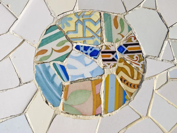 Mosaïque du Parc Guell dessinée par Antonio Gaudi à Barcelone — Photo