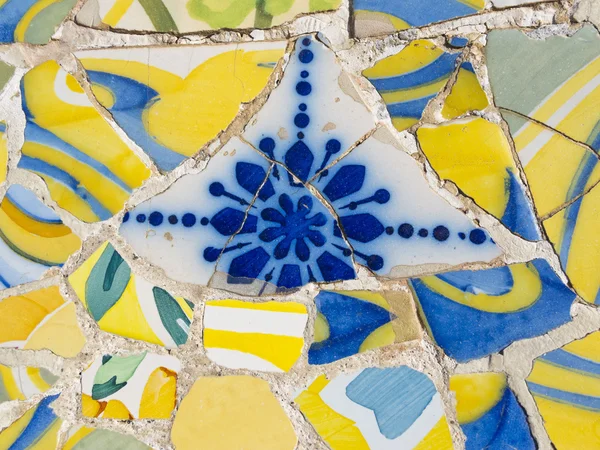 Mosaico di Park Guell disegnato da Antonio Gaudi a Barcellona — Foto Stock