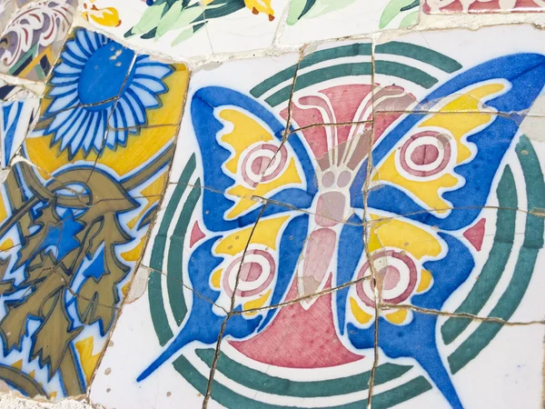 Mosaico di Park Guell disegnato da Antonio Gaudi a Barcellona — Foto Stock