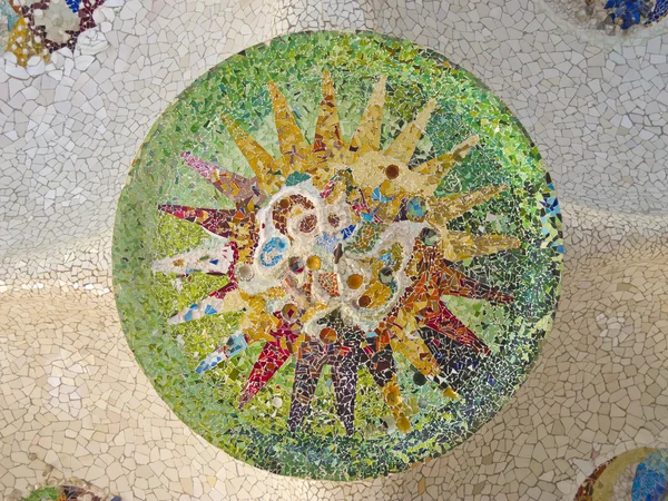 Plafond avec mosaïque soleil de Park Guell — Photo