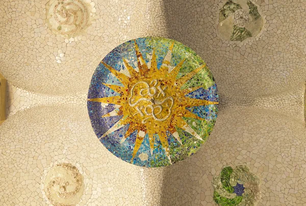 Teto com sol de mosaico de Park Guell — Fotografia de Stock