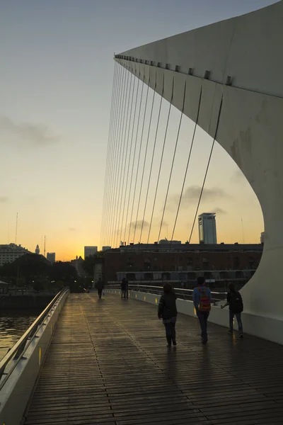 Fußgänger überquert Brücke der Frau — Stockfoto