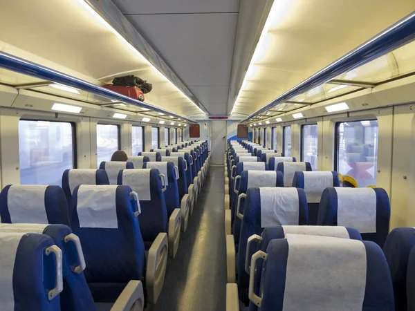Interiér osobního vlaku s prázdnými sedadly — Stock fotografie