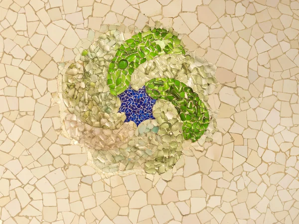Teto com sol de mosaico de Park Guell — Fotografia de Stock