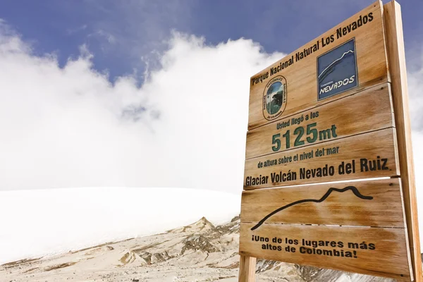 Letrero del volcán glaciar Nevado del Ruiz. Los Nevados Parque Na — Foto de Stock