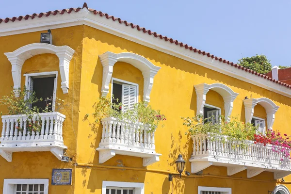 Balcon fleuri dans une maison coloniale — Photo