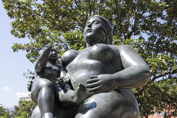 A szobor az "anyaságot". Botero square, Medellin. — Stock Fotó