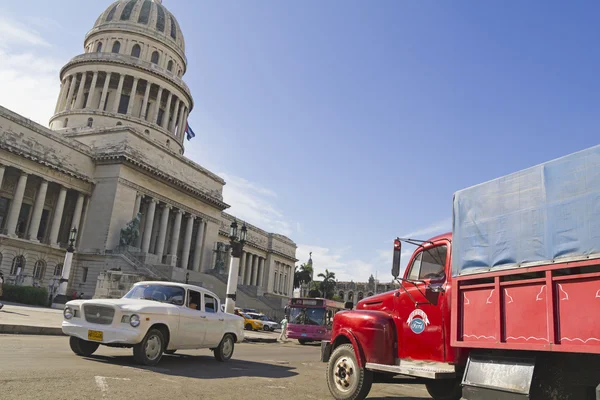 Vieilles voitures en marche et garées devant le Capitole — Photo