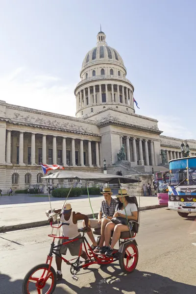 Une voiture-vélo avec des touristes cercle en face du Capitole — Photo