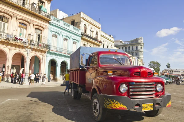 Ford viejo estacionado frente al Capitolio — Foto de Stock