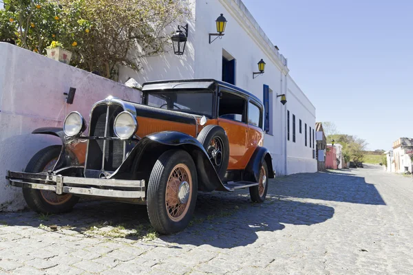 Autos antiguos en calle de colonia — Stok fotoğraf
