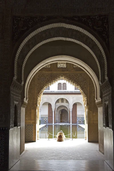 沈黙と静けさ、アルハンブラ宮殿で — ストック写真