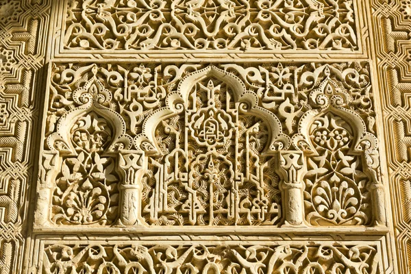 Arabesken im Hof der Löwen, Granada, Spanien — Stockfoto