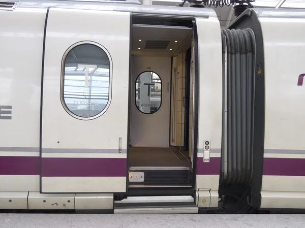 Train à grande vitesse dans la gare d'Atocha — Photo