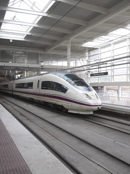 Train à grande vitesse dans la gare d'Atocha — Photo