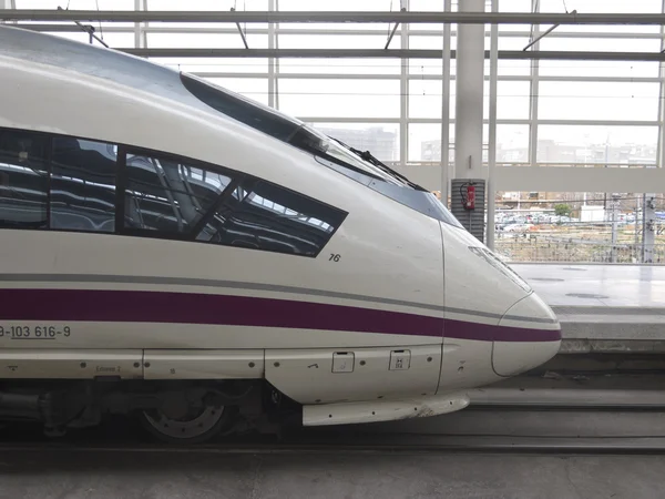 Train à grande vitesse dans la gare d'Atocha — Photo
