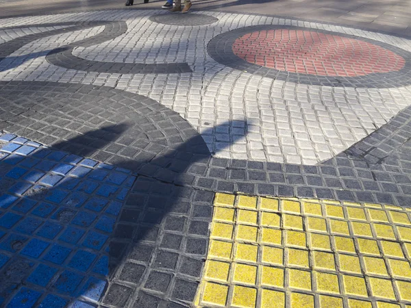 La mosaïque de Miro dans la Rambla — Photo