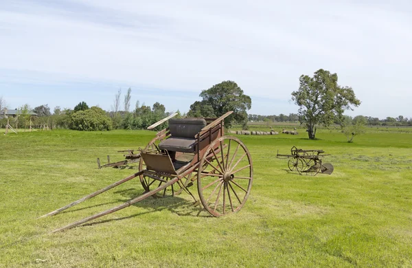 Gamla trä vagn på en axel — Stockfoto