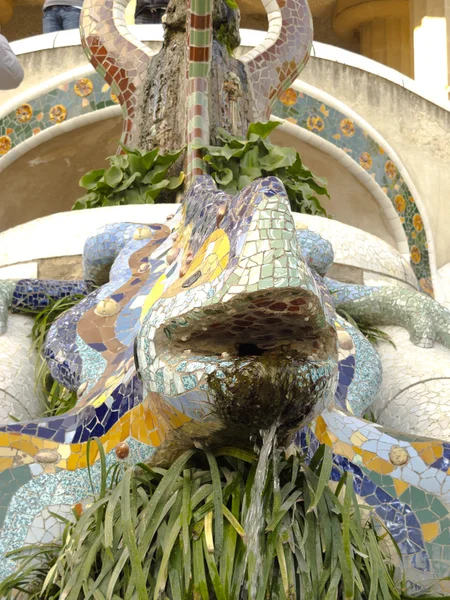 Ejderha tarafından park guell. Barcelona. — Stok fotoğraf