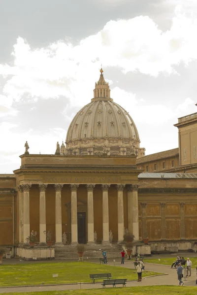 Kuppel des St. Peter 's aus dem vatikanischen Museum — Stockfoto