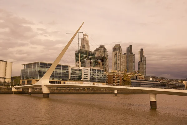 Kilátás nyílik a régi kikötő területe (puerto madero) által naplemente, buenos ai — Stock Fotó