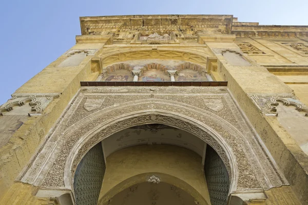 入口阿拉伯文拱。科尔多瓦的萨大教堂-清真寺 — 图库照片