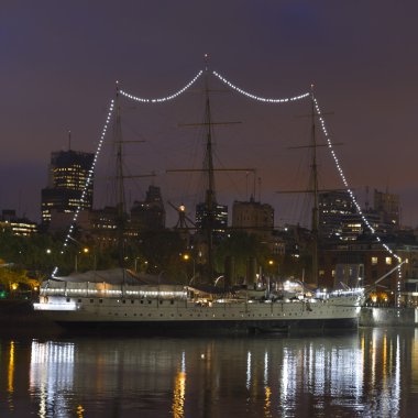Geceleri buenos Aires'te gemi