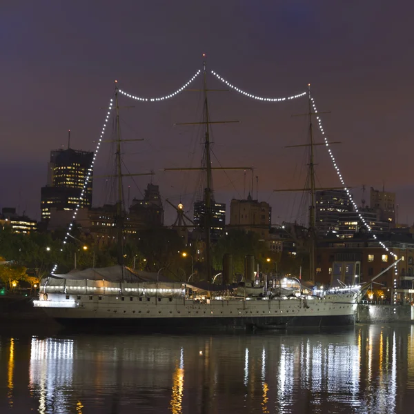 Корабль ночью в Буэнос-Айресе — стоковое фото