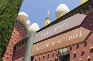 Dali Müzesi Figueres işaretleri.