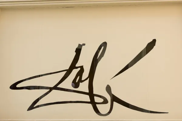 dali ressam Müzesinden Figueres önünde imza.